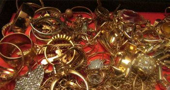 Dilənçi qadın ev yardı - Foto