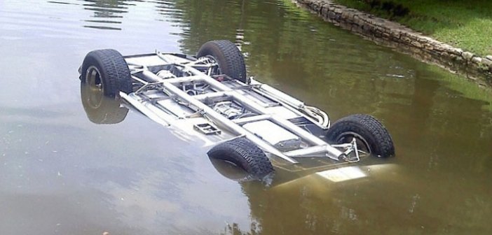 Maşın kanala düşdü: ölənlər var