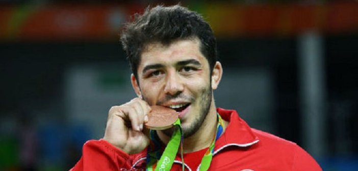 Türk idmançı Rioda bayrağımıza büründü - Video