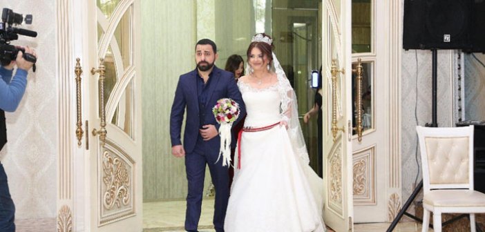 Azərbaycanlı aparıcı özünə toy çaldırdı