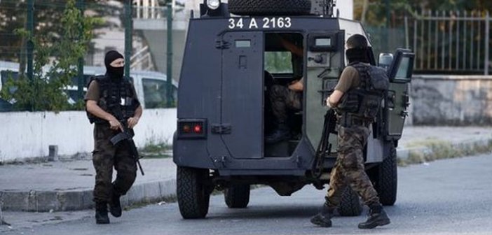 Polis şübhəli maşına atəş açdı